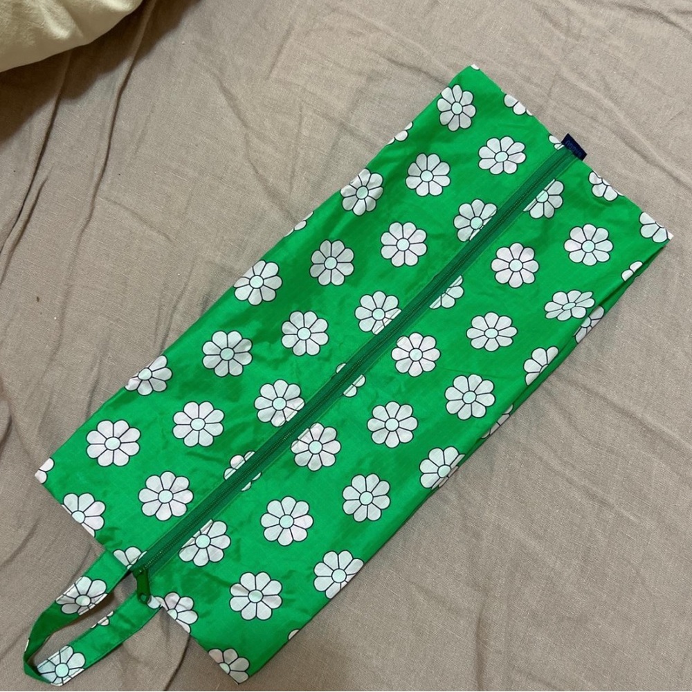 baggu zip pouch bag 3D in daisy print